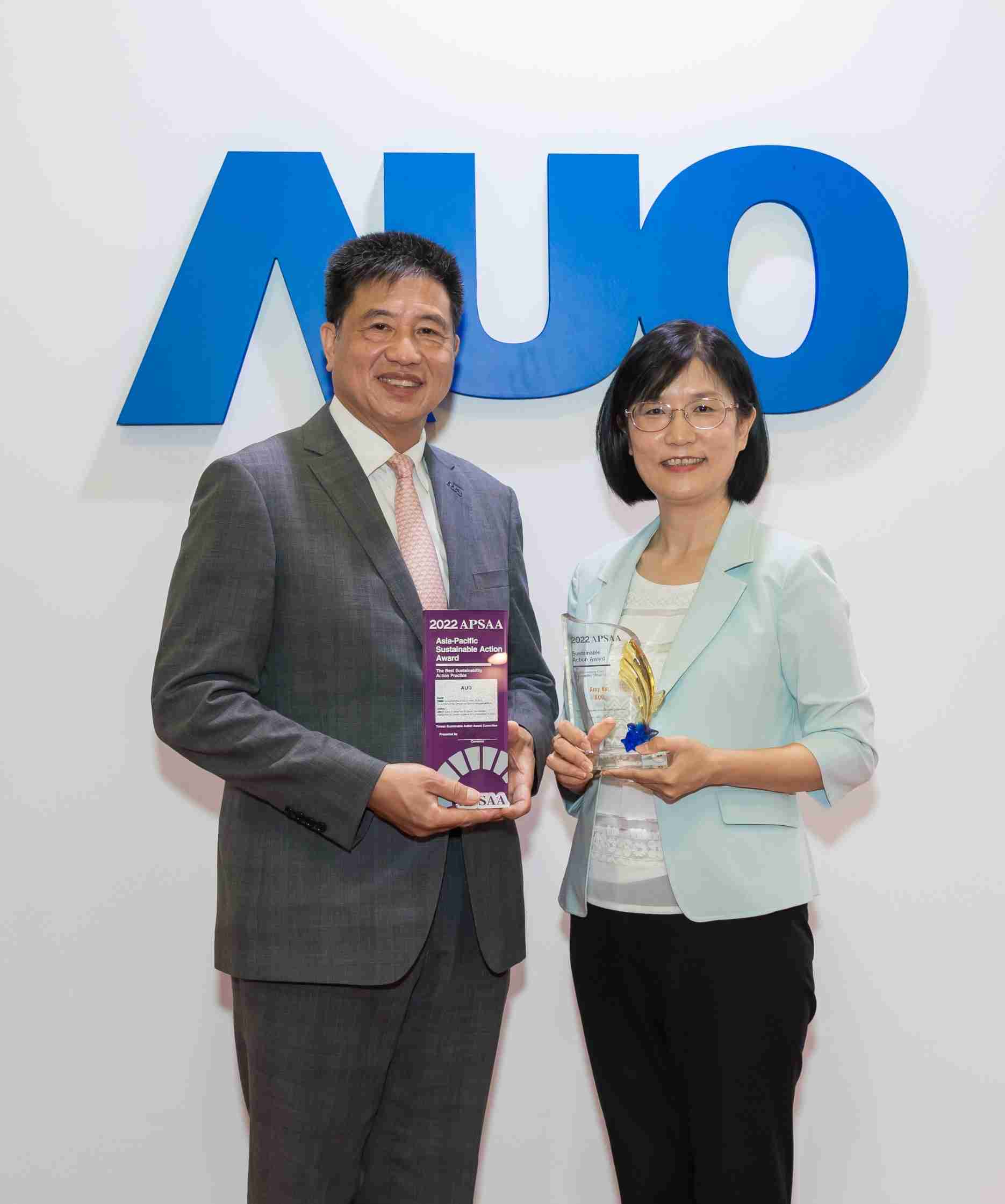 财神娱乐长期垫筑永续远景的基石，，，，透过ESG暨气候委员会逐步实践永续策略蓝图。。其中，，，，财神娱乐光电永续长古秀华带领团队、、、、制定中长期目标，，，缔造多面向亮眼表现，，，，获得「顶尖永续长奖」的个人奖殊荣（左：财神娱乐光电董事长暨执行长彭双浪，，右：财神娱乐光电永续长古秀华）