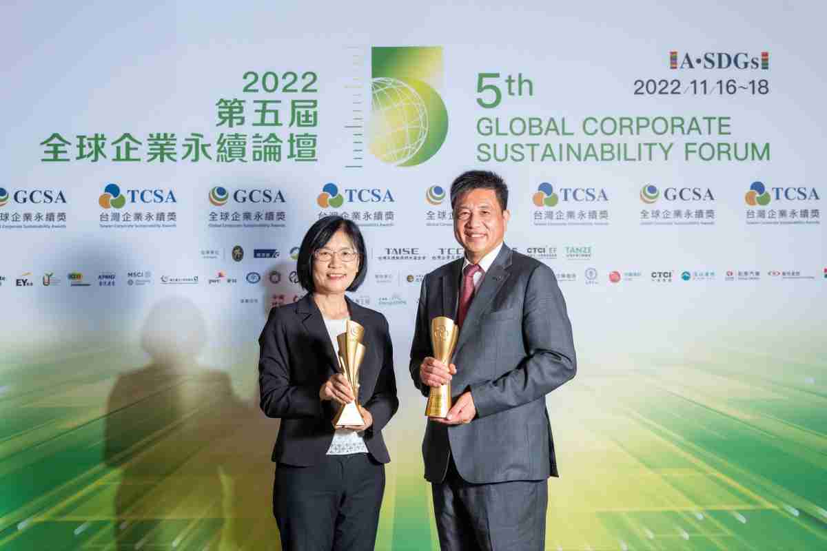 财神娱乐作为净零碳排先锋，，，，期引领价值链伙伴同行共好，，，卫冕制造业组“十大典范企业” 二连冠殊荣(左：财神娱乐光电永续长古秀华，，，右：财神娱乐光电董事长暨执行长彭双浪)