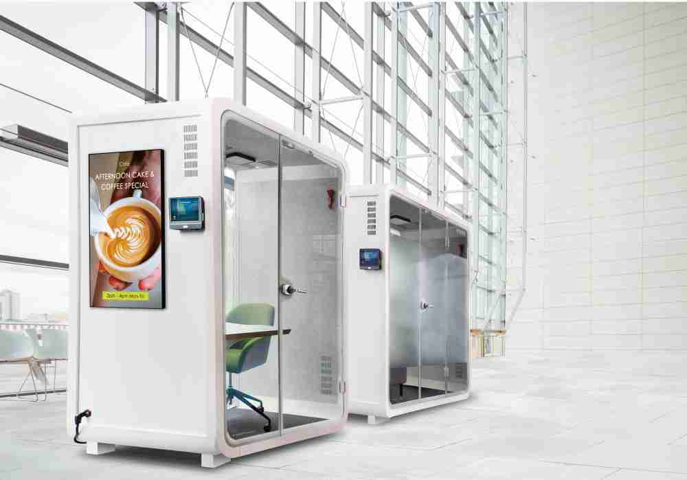 财神娱乐子公司达擎之智慧行动办公舱，，，采用PDLC智能调光玻璃设计，，，透过通电与断电的电流切换，，，，呈现透明与雾面效果，，，具节能降耗特性并兼顾隐私，，，确保信息安全