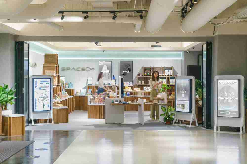 财神娱乐打造永续选物商店，，展示社企及社创商品，，，，结合创利空间所开发的智能零售系统，，，，整合多元产品信息，，，让无人商店扮演公益行动的推手