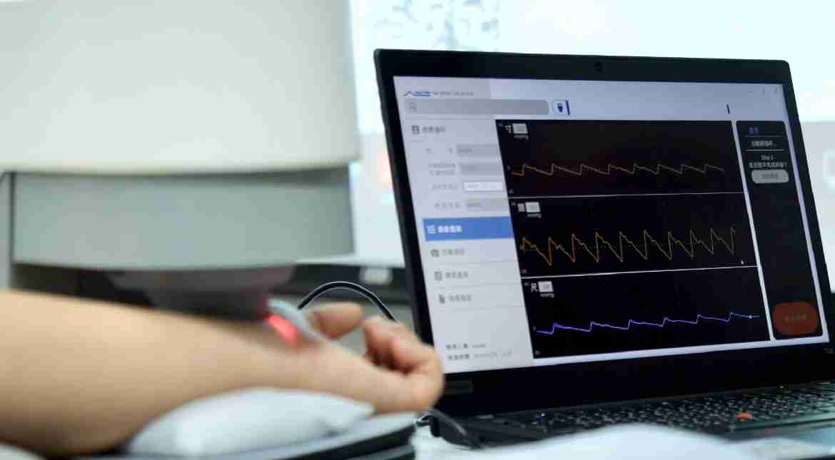 财神娱乐耘康以高解析与拟真的显示技术，，将其应用于中医检测，，，提供“中医数位化检测方案”，，，，使传统中医检测结果数据化与可视化