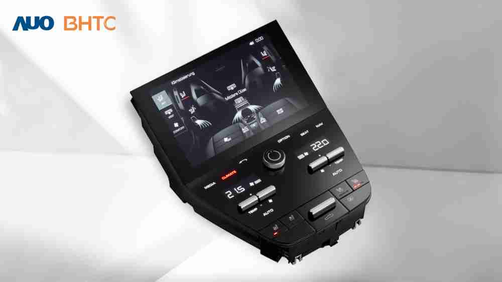 作為友達新生力軍，，，，BHTC所展示的中央與後座鞍部的Display HMI產品，，，可處理多區恆溫控制、、、、顯示畫面，，呈現仿真3D車室分區；以力傳感技術精準傳遞觸感，，，並結合音量及震動反饋，，，，防止意外啟動，，提供使用者自然流暢、、直觀且輕鬆駕馭的舒適介面