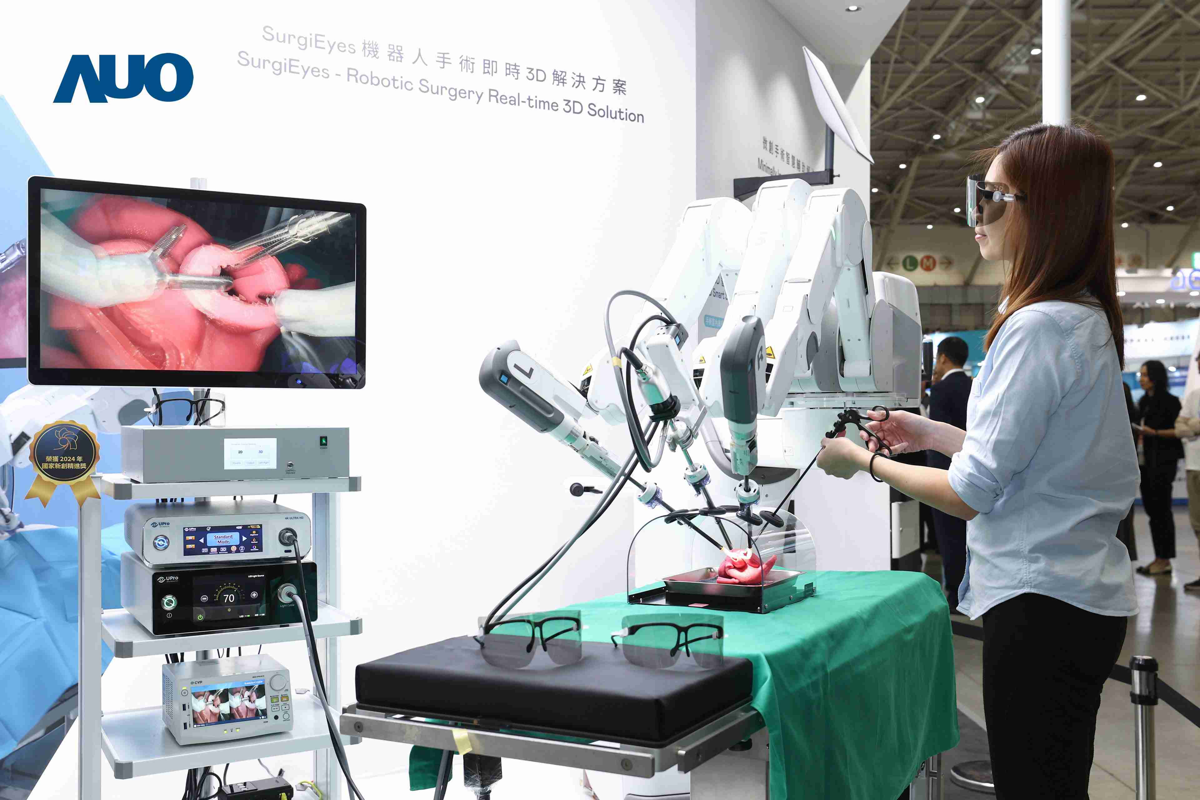 达擎以领先的3D显示技术推出〝SurgiEyes机器人手术实时3D解决方案〞，，，，整合先进3D图像处理与独家3D垂直宽视角、、、广色域的显示技术，，，手术团队可实时同步主刀医师视角看到清晰3D影像，，，，提升沟通效率与安全性。。。。